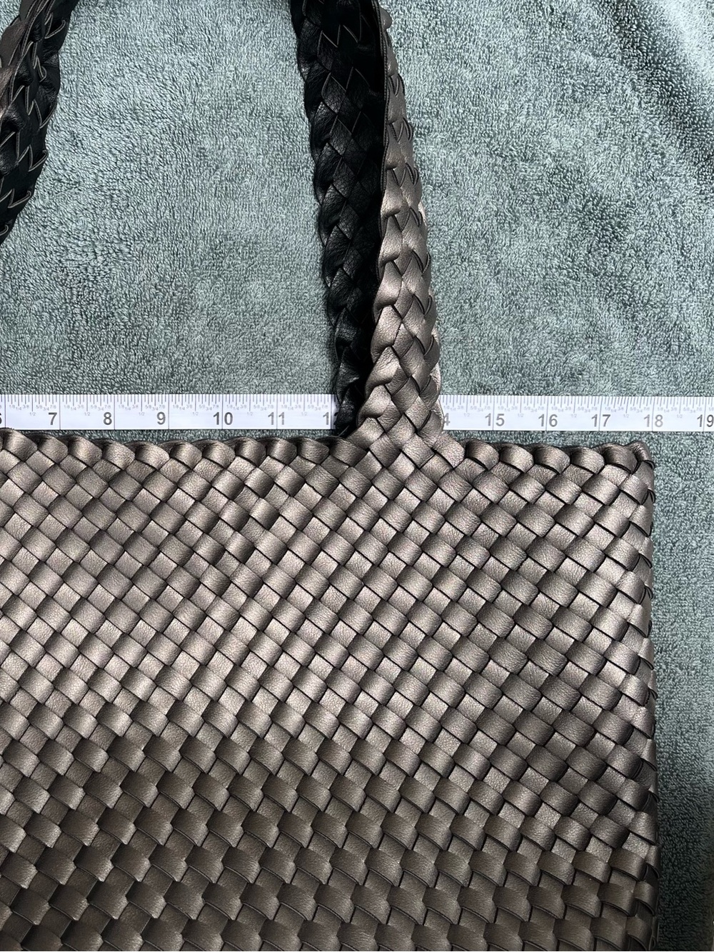 Ilse Jacobsen woven reversible tote in black and metallic gunmetal - Picture 8 of 10